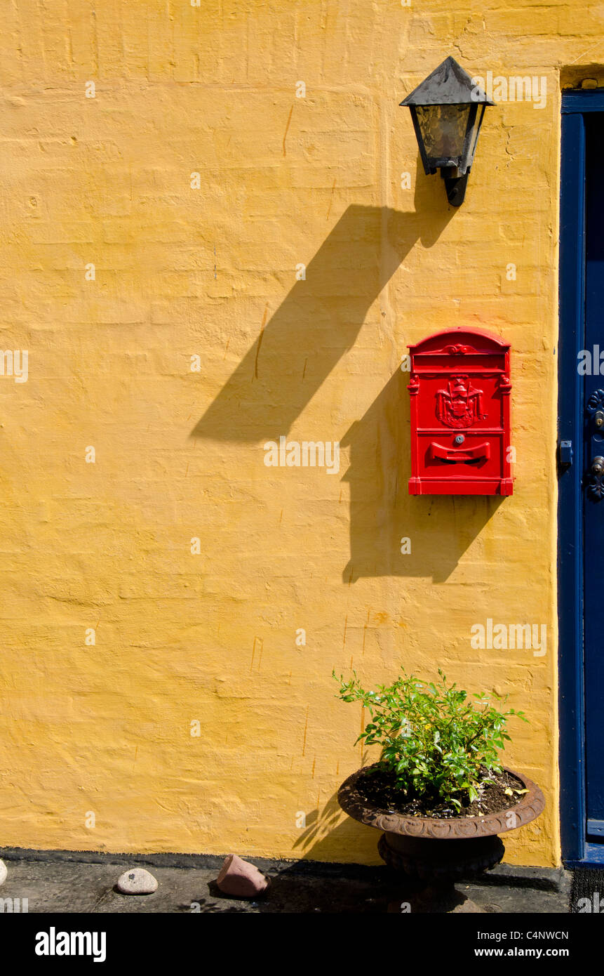 Le Danemark, l'île de Bornholm, Gudhjem. Accueil colorés au centre-ville de Schwetzingen avec red post box. Banque D'Images