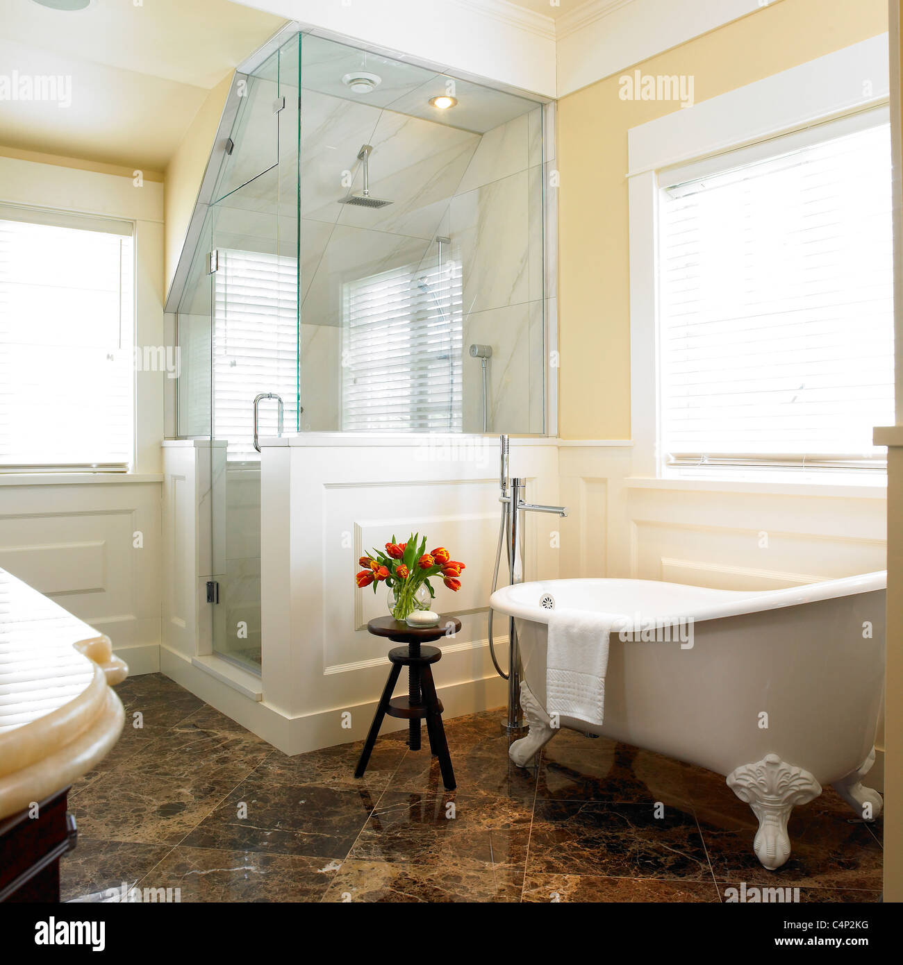 Salle de bains avec cabine de douche en coin et bain sur pattes