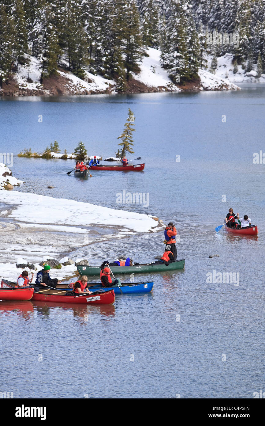 Les jeunes adolescents de canoë dans le lac Two Jack après une chute de neige récente, Banff National Park, Alberta, Canada Banque D'Images