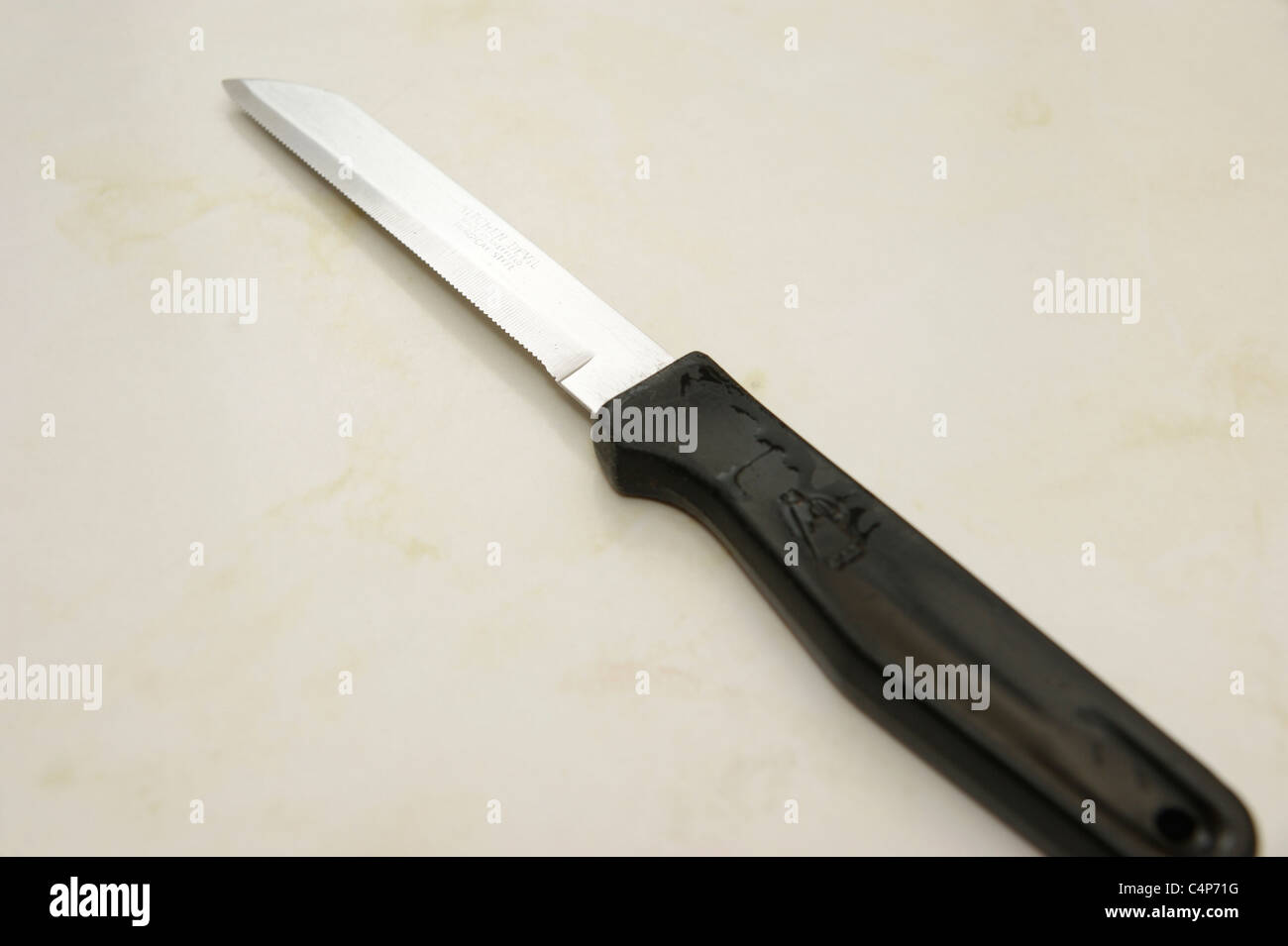 Couteau dentelé sur une surface de travail de cuisine pour préparer la nourriture Banque D'Images