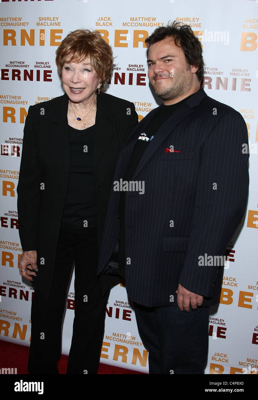 SHIRLEY MACLAINE JACK BLACK BERNIE. Première mondiale au 2011 LOS ANGELES FILM FESTIVAL SOIRÉE D'OUVERTURE DU CENTRE DE LOS ANGELES C Banque D'Images