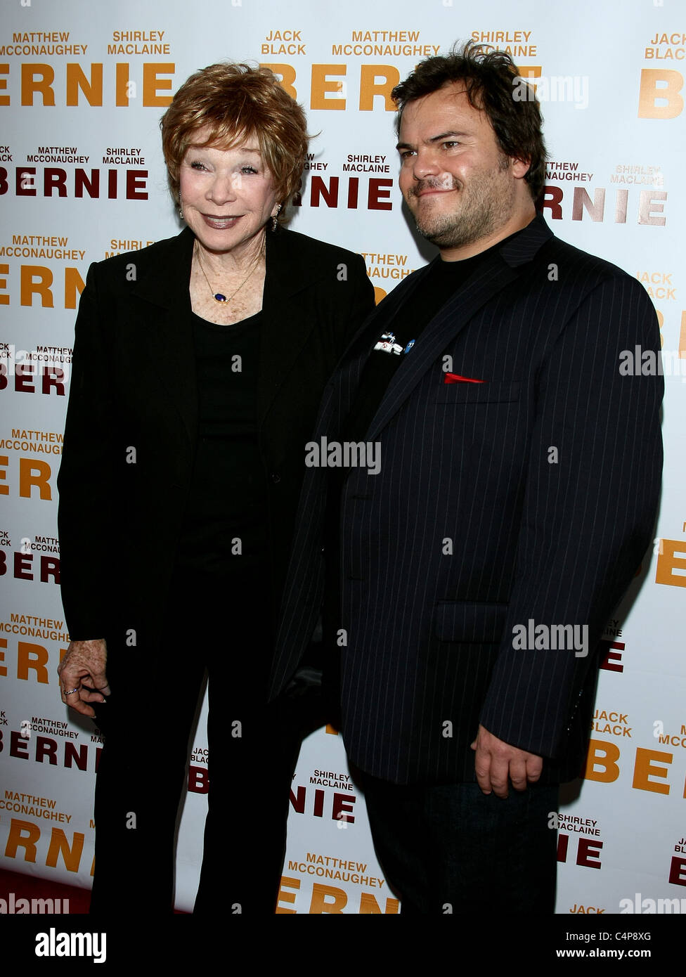 SHIRLEY MACLAINE JACK BLACK BERNIE. Première mondiale au 2011 LOS ANGELES FILM FESTIVAL SOIRÉE D'OUVERTURE DU CENTRE DE LOS ANGELES C Banque D'Images