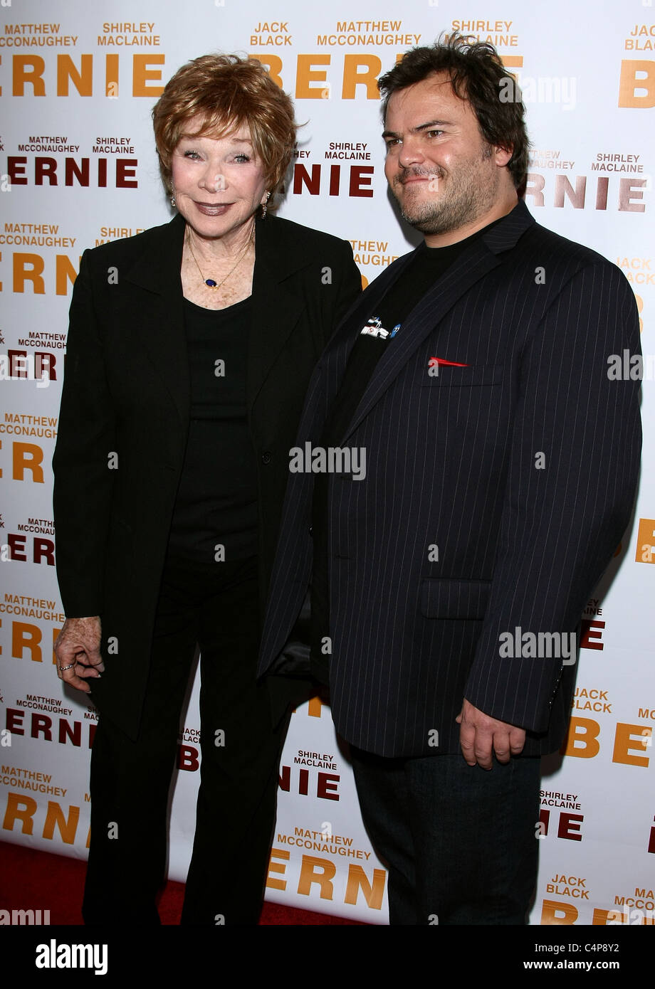 SHIRLEY MACLAINE JACK BLACK BERNIE. Première mondiale au 2011 LOS ANGELES FILM FESTIVAL SOIRÉE D'OUVERTURE DU CENTRE DE LOS ANGELES C Banque D'Images