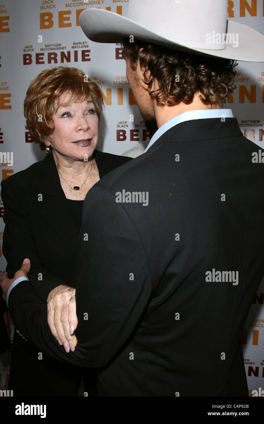 SHIRLEY MACLAINE MATTHEW MCCONAUGHEY BERNIE. Première mondiale au 2011 LOS ANGELES FILM FESTIVAL SOIRÉE D'OUVERTURE DU CENTRE DE LOS A Banque D'Images