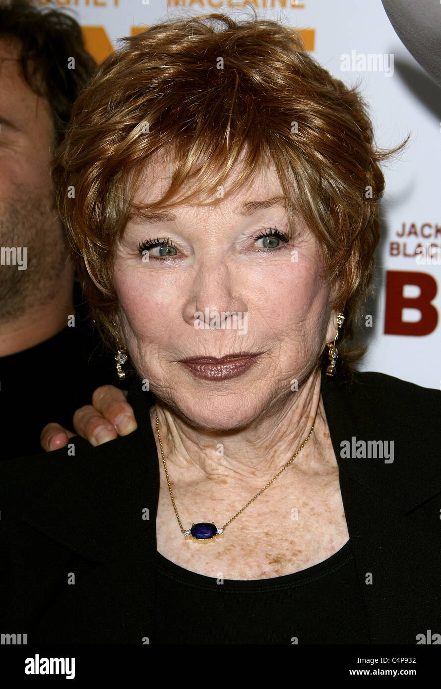 SHIRLEY MACLAINE BERNIE. Première mondiale au 2011 LOS ANGELES FILM FESTIVAL SOIRÉE D'OUVERTURE DU CENTRE DE LOS ANGELES CALIFORNIE U Banque D'Images