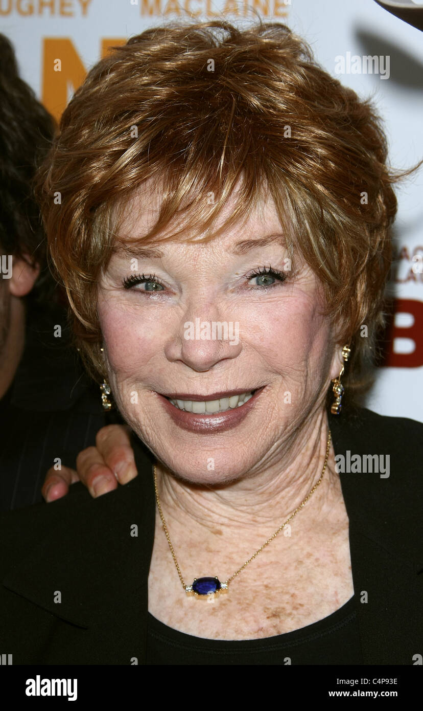 SHIRLEY MACLAINE BERNIE. Première mondiale au 2011 LOS ANGELES FILM FESTIVAL SOIRÉE D'OUVERTURE DU CENTRE DE LOS ANGELES CALIFORNIE U Banque D'Images