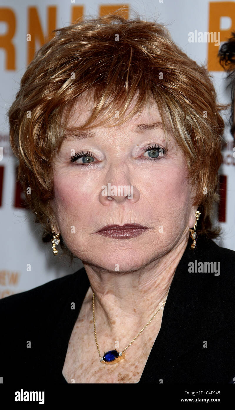 SHIRLEY MACLAINE BERNIE. Première mondiale au 2011 LOS ANGELES FILM FESTIVAL SOIRÉE D'OUVERTURE DU CENTRE DE LOS ANGELES CALIFORNIE U Banque D'Images