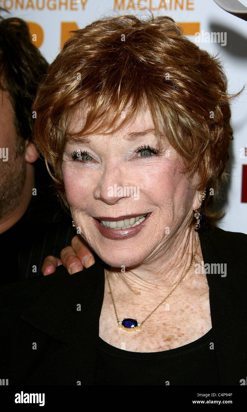SHIRLEY MACLAINE BERNIE. Première mondiale au 2011 LOS ANGELES FILM FESTIVAL SOIRÉE D'OUVERTURE DU CENTRE DE LOS ANGELES CALIFORNIE U Banque D'Images