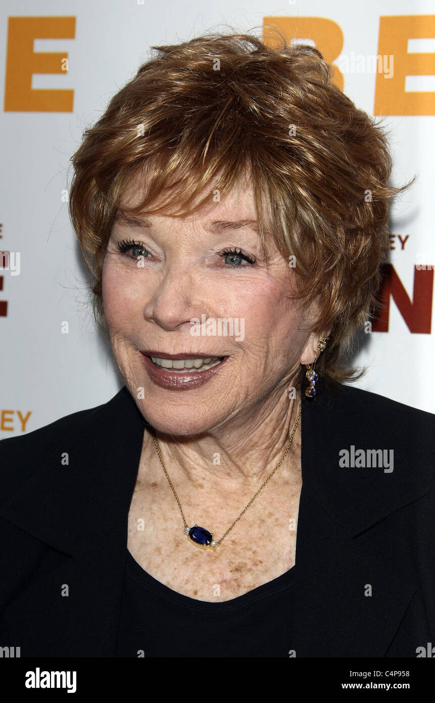 SHIRLEY MACLAINE BERNIE. Première mondiale au 2011 LOS ANGELES FILM FESTIVAL SOIRÉE D'OUVERTURE DU CENTRE DE LOS ANGELES CALIFORNIE U Banque D'Images