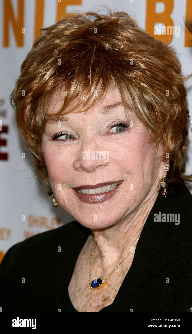 SHIRLEY MACLAINE BERNIE. Première mondiale au 2011 LOS ANGELES FILM FESTIVAL SOIRÉE D'OUVERTURE DU CENTRE DE LOS ANGELES CALIFORNIE U Banque D'Images