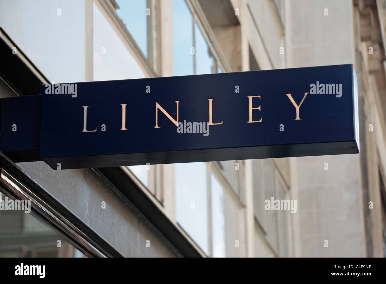 Signe au-dessus de l'entrée de la Linley (David Linley) designer magasin de meubles, Piccadilly, Angleterre. Banque D'Images