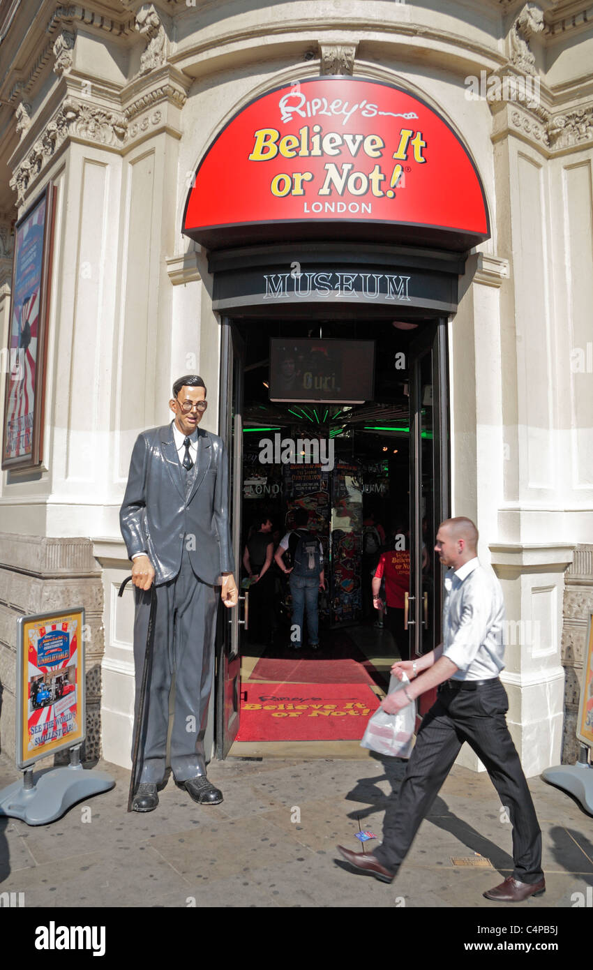 Hauteur moyenne homme marche devant l'entrée de Ripley's croyez-le ou non dans Piccadilly Circus, Londres, Royaume-Uni. Banque D'Images