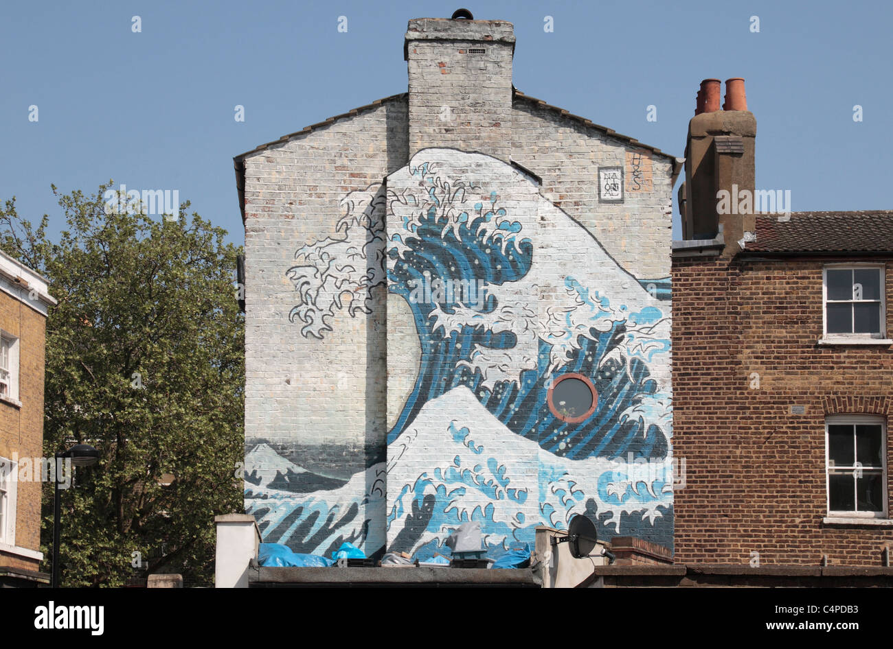 Une murale sur le côté d'une maison à Camberwell, dans le sud de Londres dans le style de la grande vague, par Katsushika Hokusai. Banque D'Images