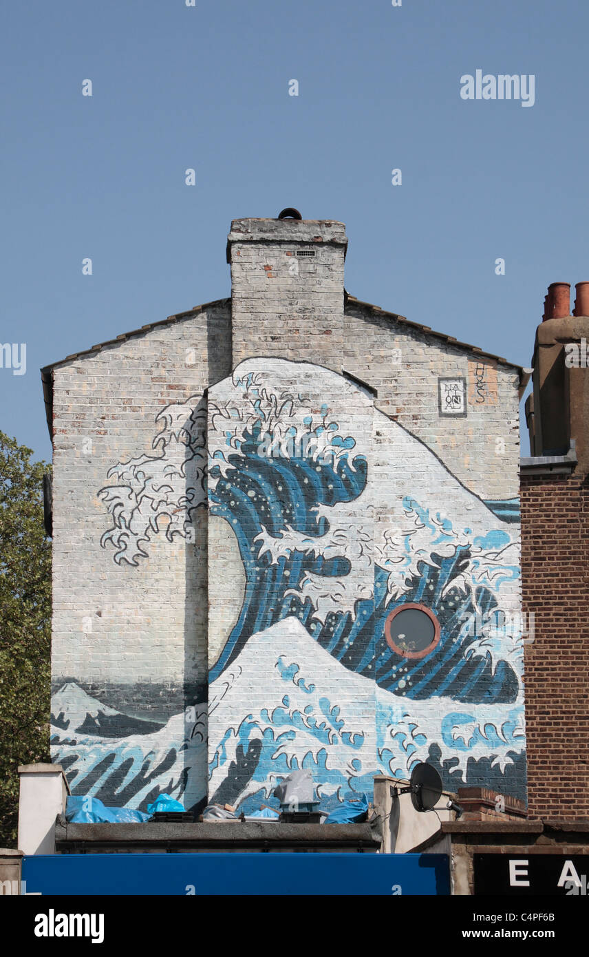 Une murale sur le côté d'une maison à Camberwell, dans le sud de Londres dans le style de la grande vague, par Katsushika Hokusai. Banque D'Images