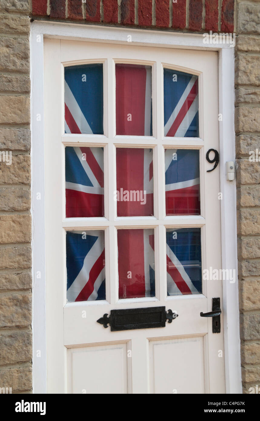 L'Union, se battant à l'intérieur d'une porte d'entrée dans le petit village de Wiltshire Wootton Bassett Royal, England, UK. Banque D'Images