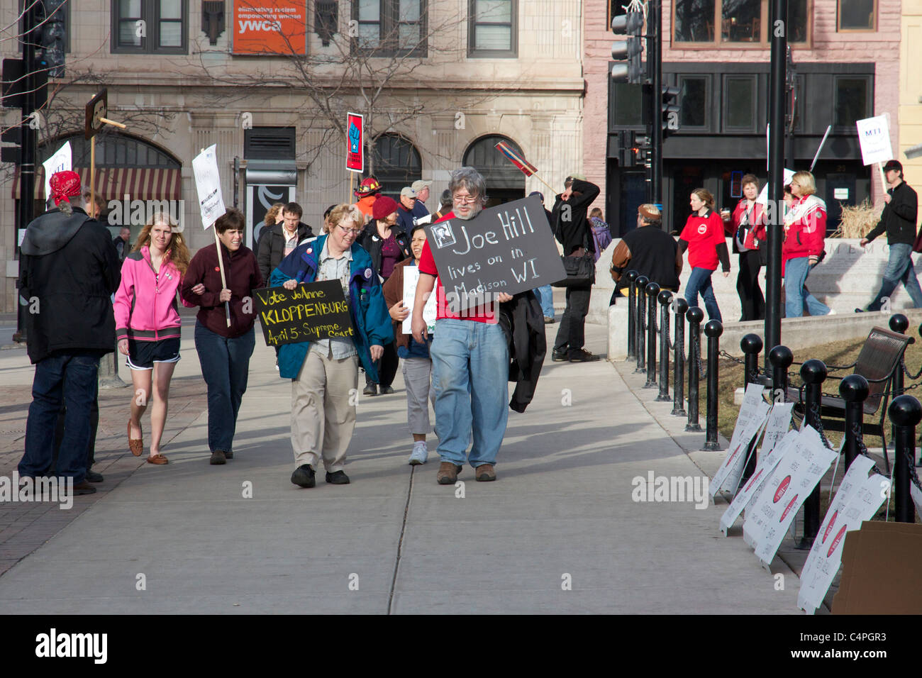 Les protestataires manifestant contre la législation républicaine interdisant les syndicats de l'employé à partir de la négociation collective. Banque D'Images