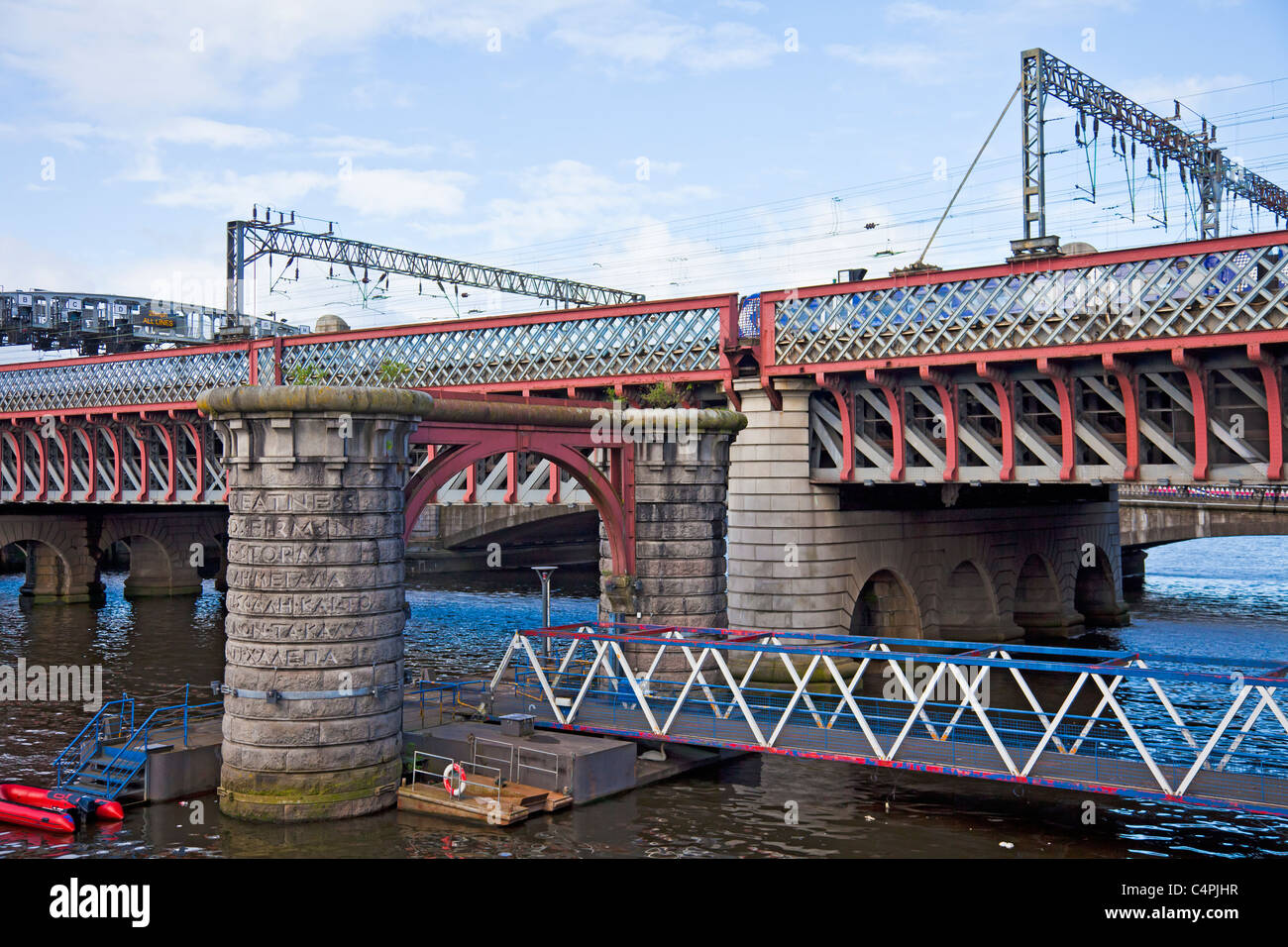 La deuxième Caledonian Railway bridge 1905, sur la rivière Clyde, Glasgow, avec les vestiges du premier pont ferroviaire Caledonian Banque D'Images