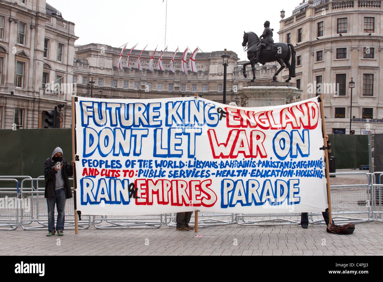 Mariage Royal 2011 : tenir une banderole appelant à Prince William à l'anti-guerre et anti-cut causes. Banque D'Images