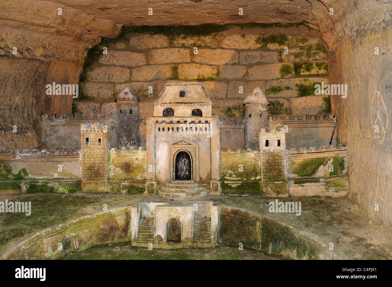 Sculpture de Port Mahon fort sculptés dans les murs des catacombes de Paris Banque D'Images