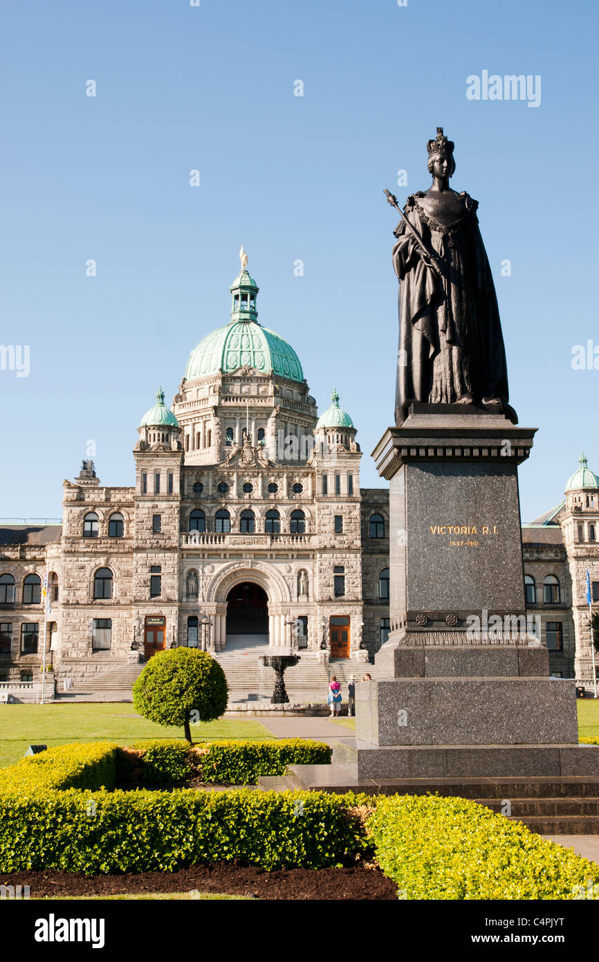 Statue de la reine Victoria en face des édifices du Parlement. Victoria, île de Vancouver, Colombie-Britannique, Canada. Banque D'Images