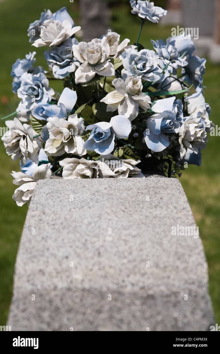 Bouquet De Fleurs Artificielles Au Sommet Dune Pierre