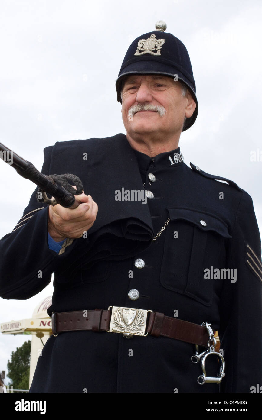 Policier britannique    en costume de reconstitution historique des événements et des concurrents à l'Jeu Cheshire & Country Fair Show, Knutsford, Royaume-Uni Banque D'Images