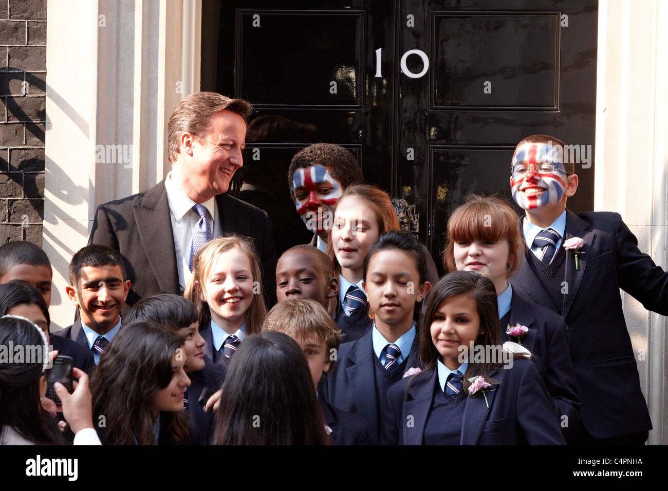 Le premier ministre David Cameron et sa femme Samantha l'hôte d'une fête de rue en dehors du mariage royal Numéro 10 Downing Street. Banque D'Images