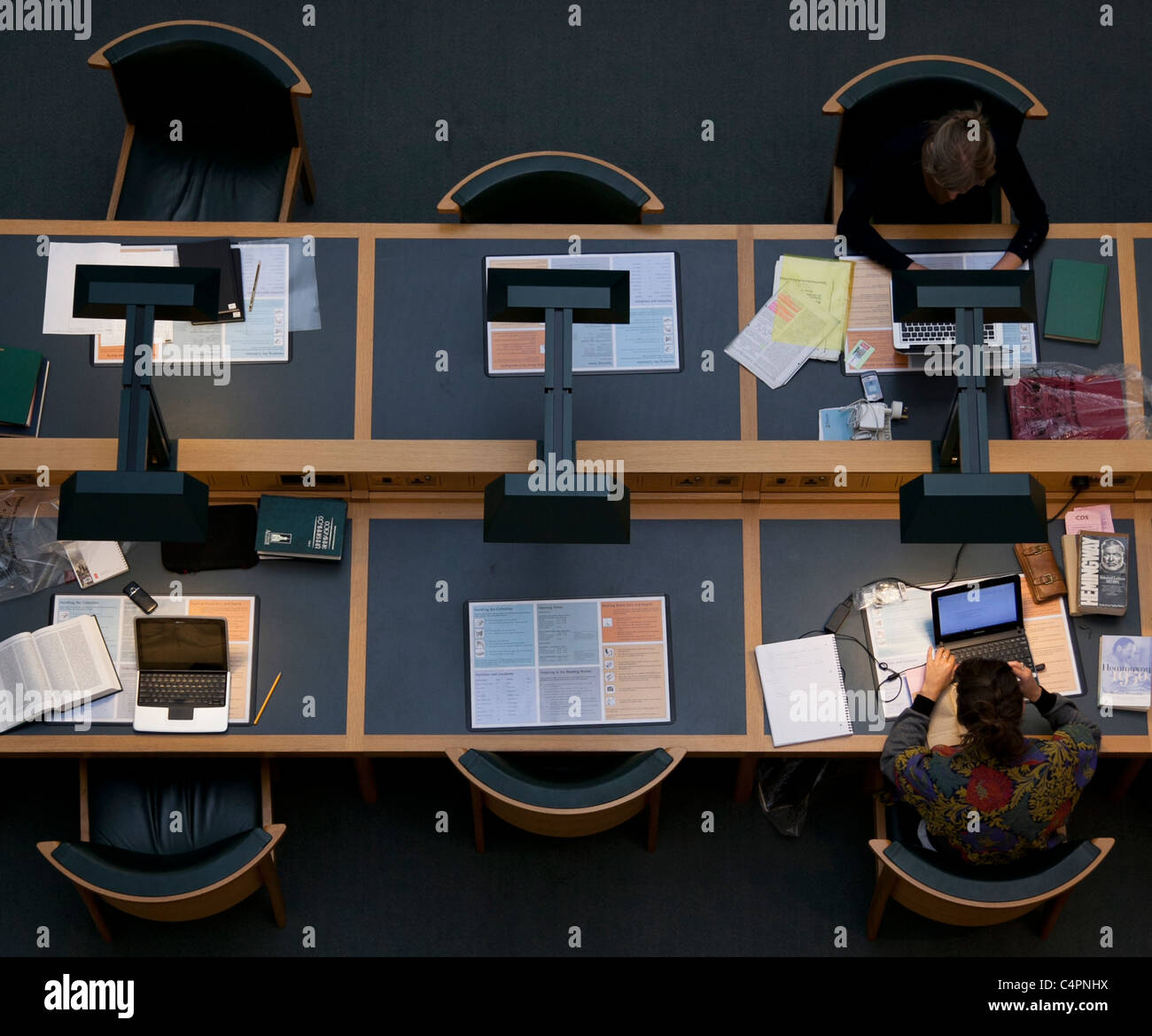 Les visiteurs de la bibliothèque britannique à s'asseoir et lire les tables. Banque D'Images