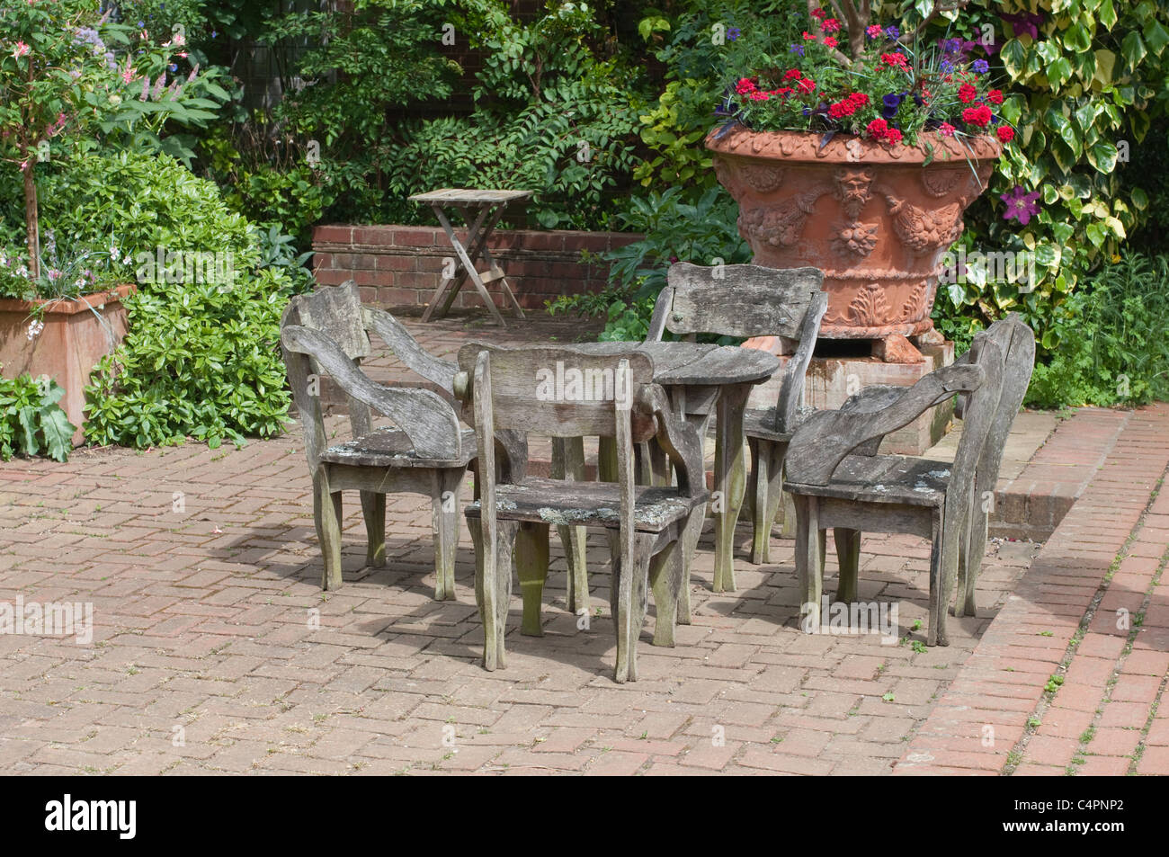 Anglais table et chaises de jardin, jardin patio Banque D'Images