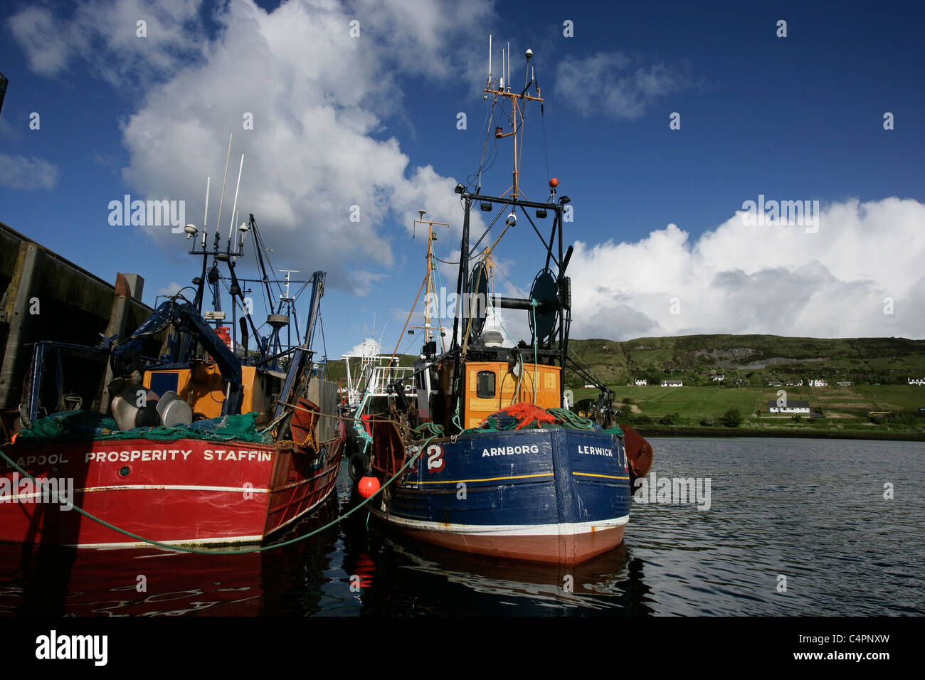 Les bateaux de pêche amarrés au quai à Uig sur l'île de Skye, Inner Hebrides Banque D'Images