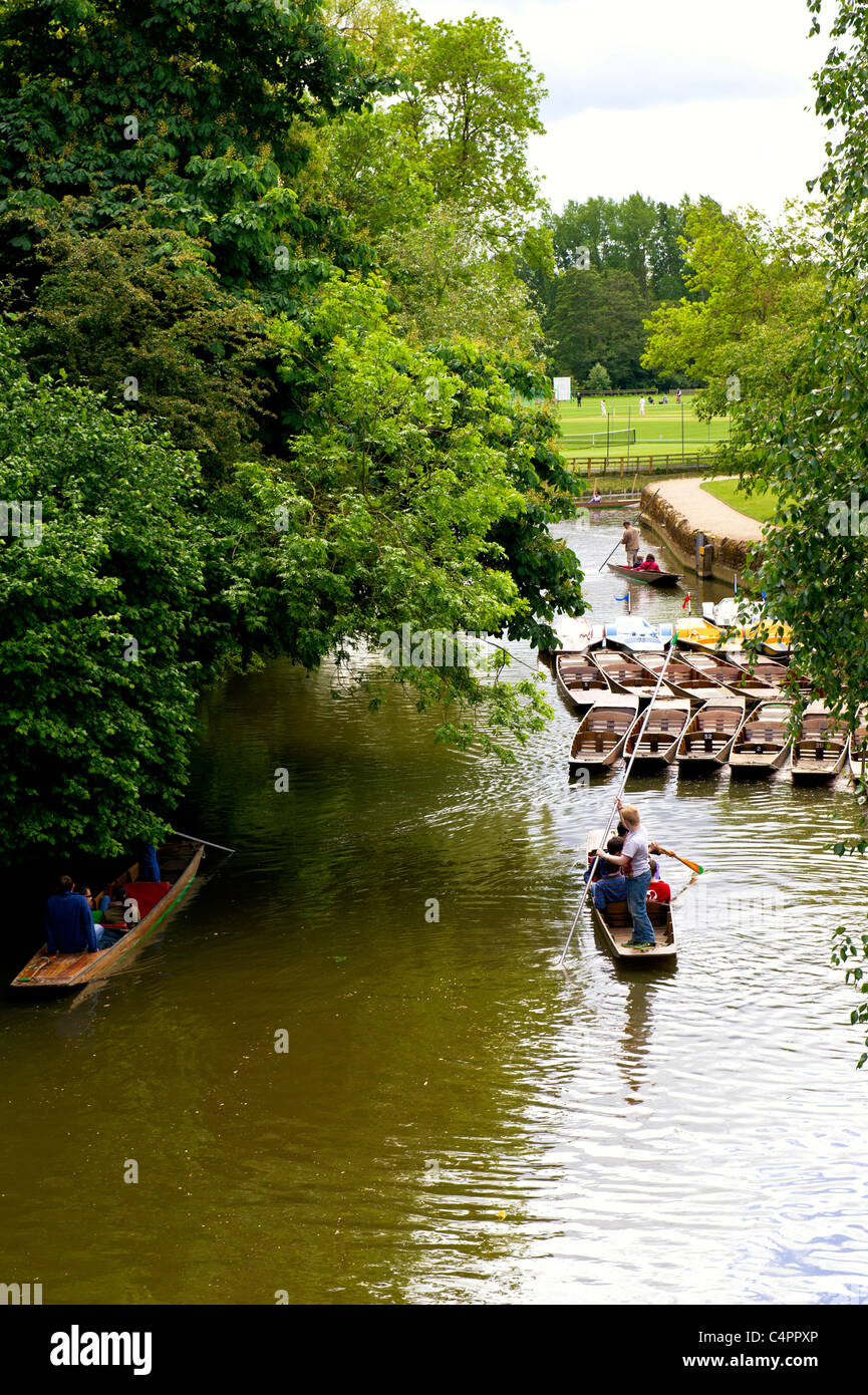 Plates et en barque sur la rivière Cherwell près de Pont-de-la-Madeleine à Oxford ; Boote nahe Madeleine Brücke Banque D'Images