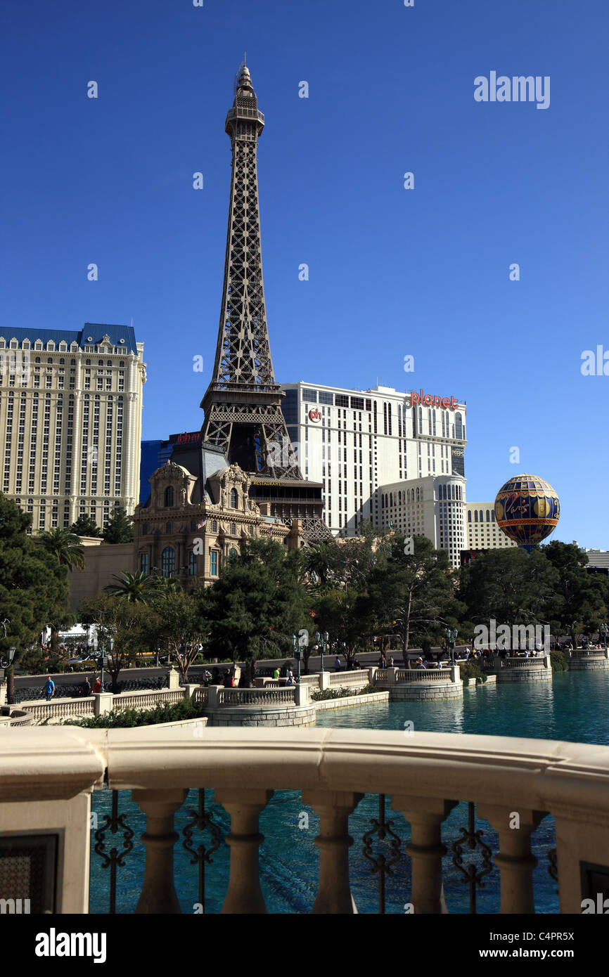 Vue sur Las Vegas strip montrant l'eau en face de l'hôtel Bellagio et la Tour Eiffel Paris Las Vegas Banque D'Images