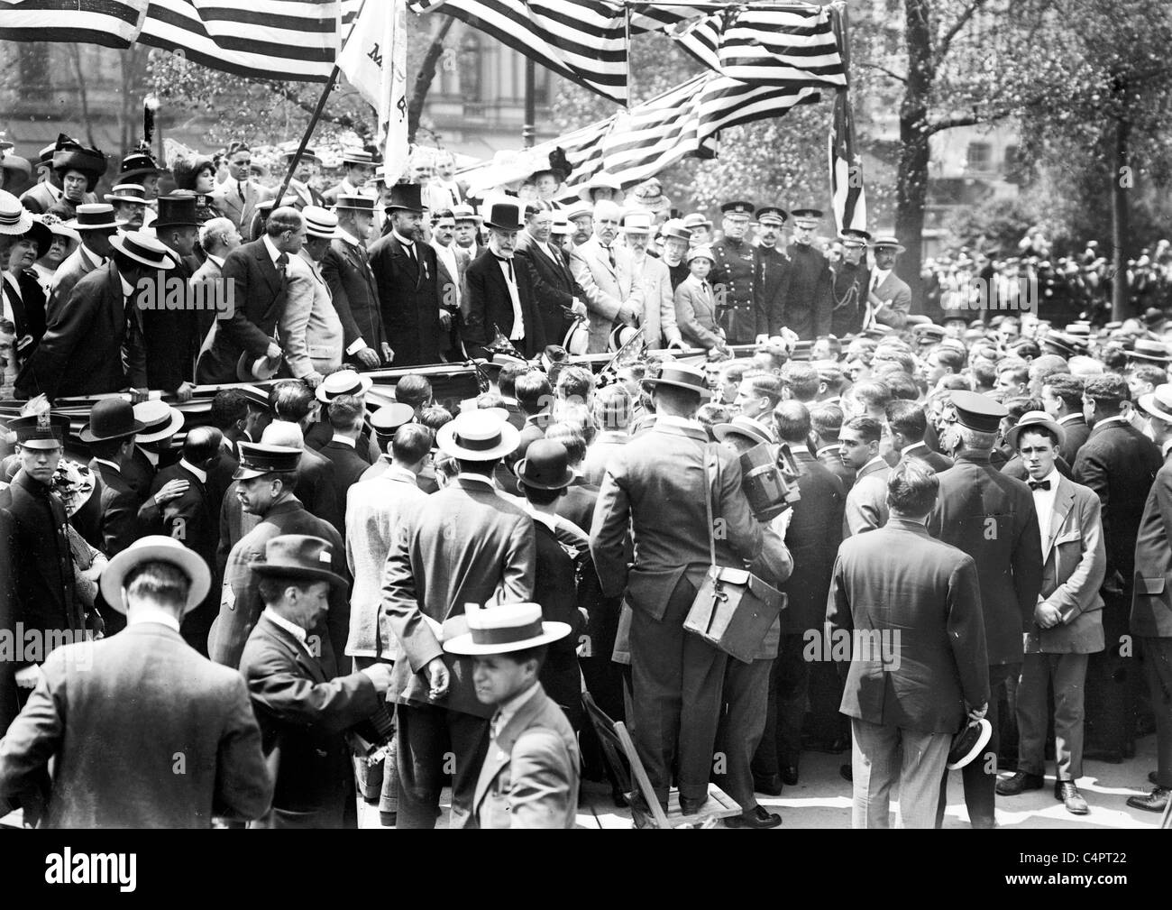 Le maire William J. Gaynor abordant les athlètes olympiques lors d'un défilé dans la ville de New York. 1912 Banque D'Images