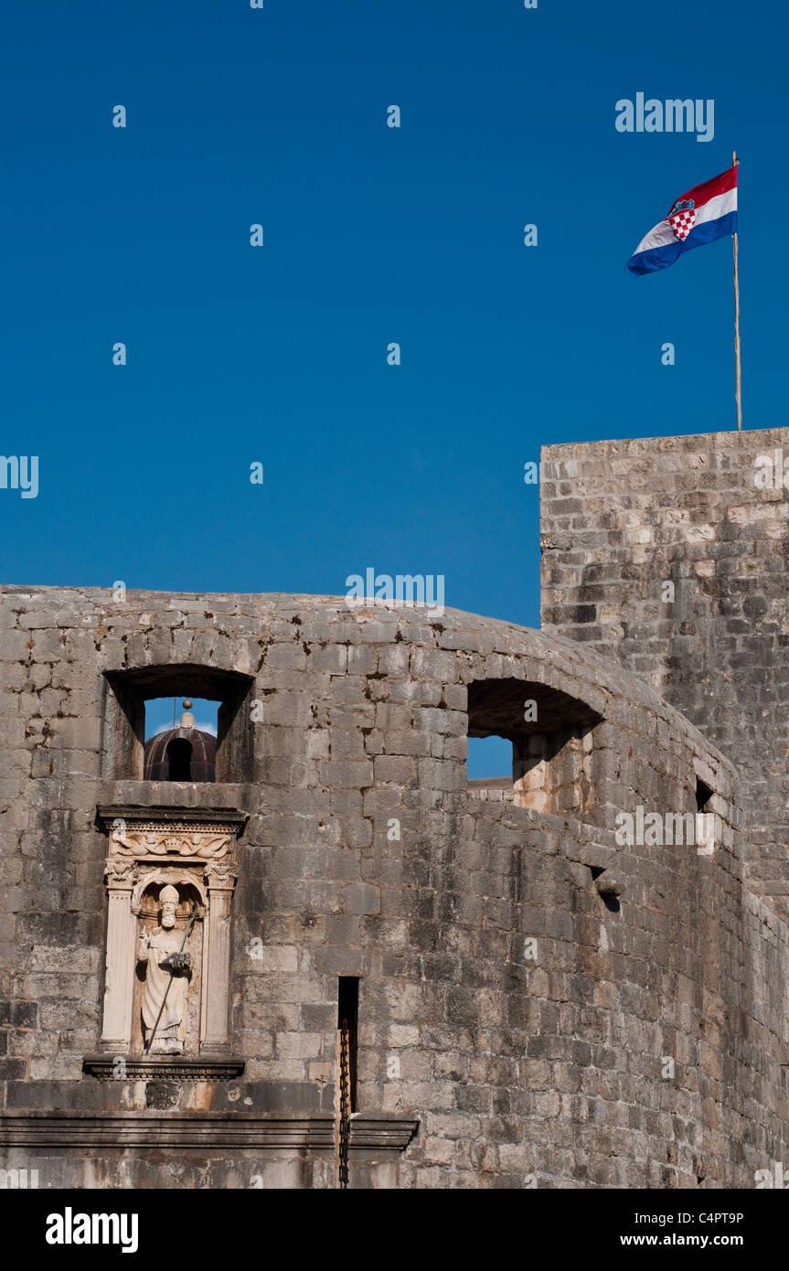 Statue de St Blaise, saint patron de Dubrovnik et drapeau croate, la Porte Pile, Dubrovnik, Croatie Banque D'Images