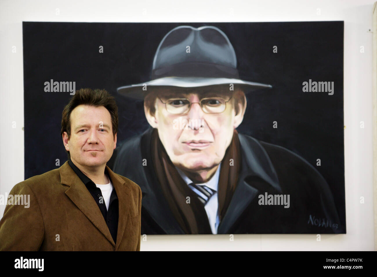 David Nolan, l'artiste avec son épouse Orla en regard d'un des deux tableaux de la fin Ian Paisley. L'image d'origine a été prise par le comté d'Antrim Photographe Paul McErlane - voir l'www.paulmcerlane.net Banque D'Images