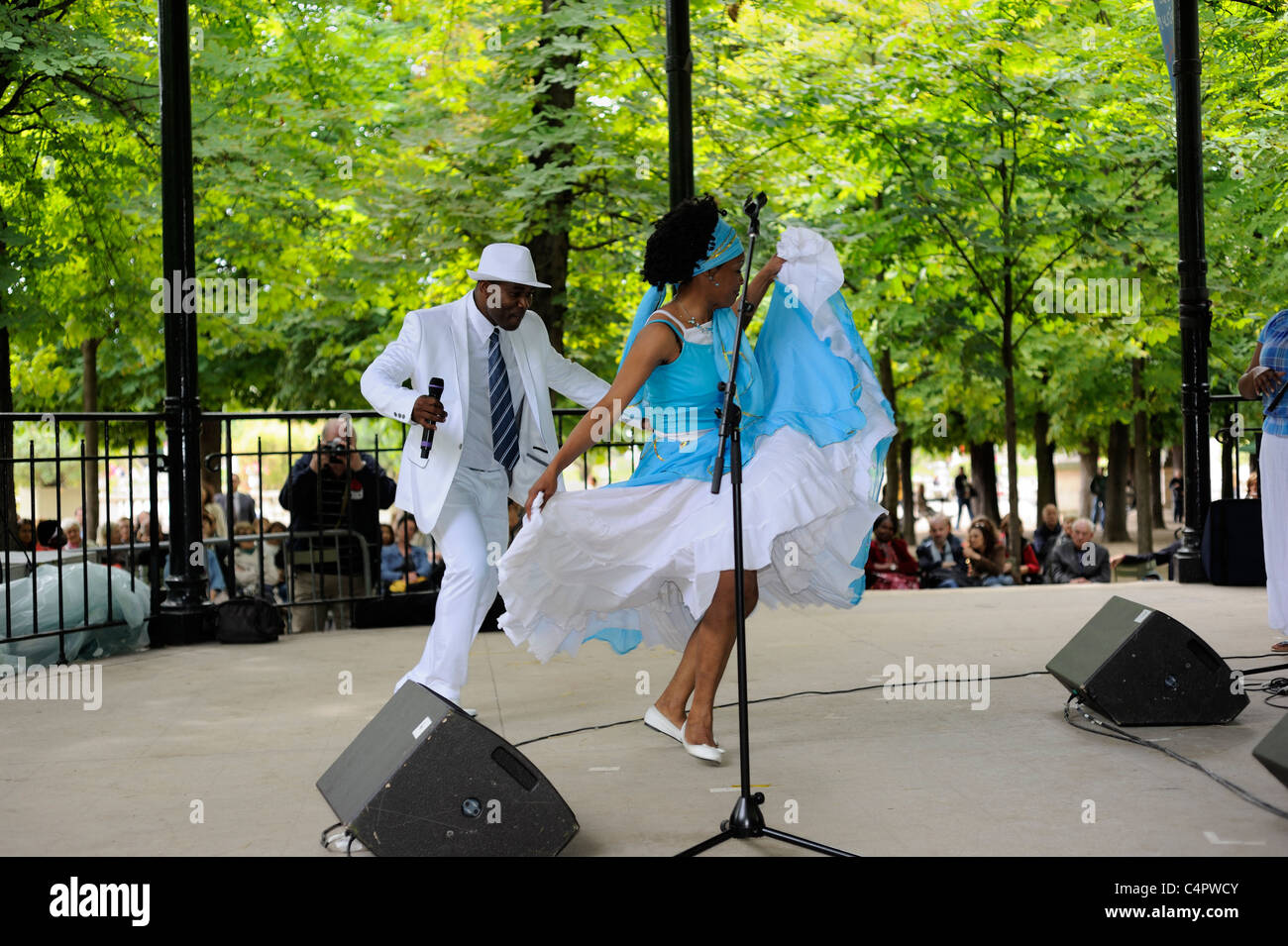 Femme noire à danser, fête de la musique paris, Fête de la musique à l'Ile Saint Louis, Paris France Banque D'Images