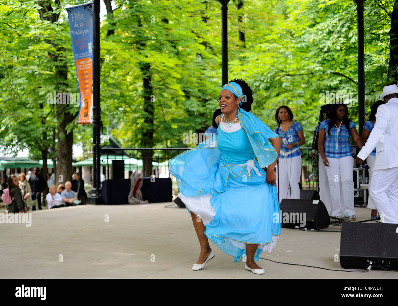 Femme noire à danser, fête de la musique paris, Fête de la musique au jardin du Luxembourg , Paris France Banque D'Images