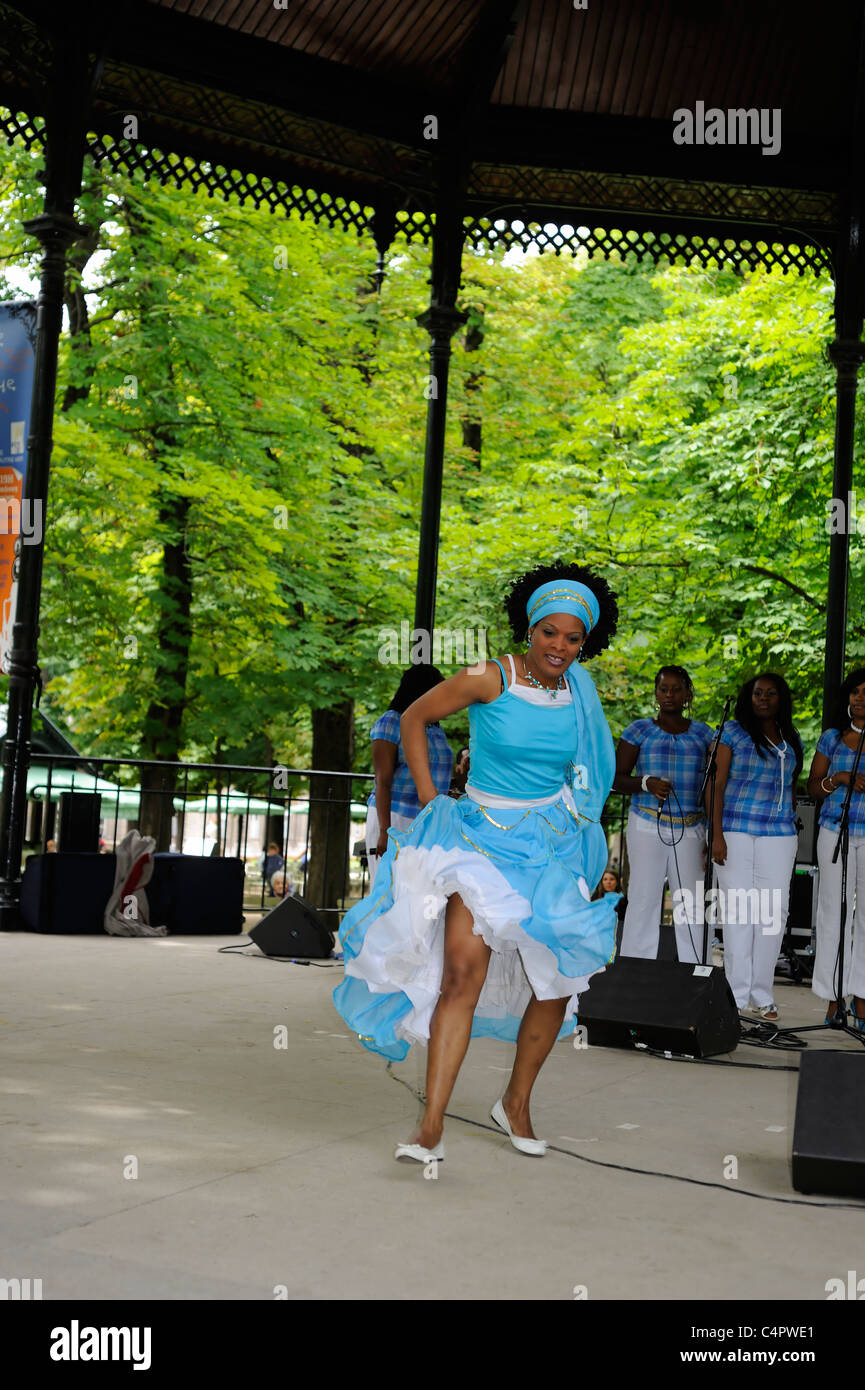 Femme noire à danser, fête de la musique paris, Fête de la musique au jardin du Luxembourg, Paris France Banque D'Images