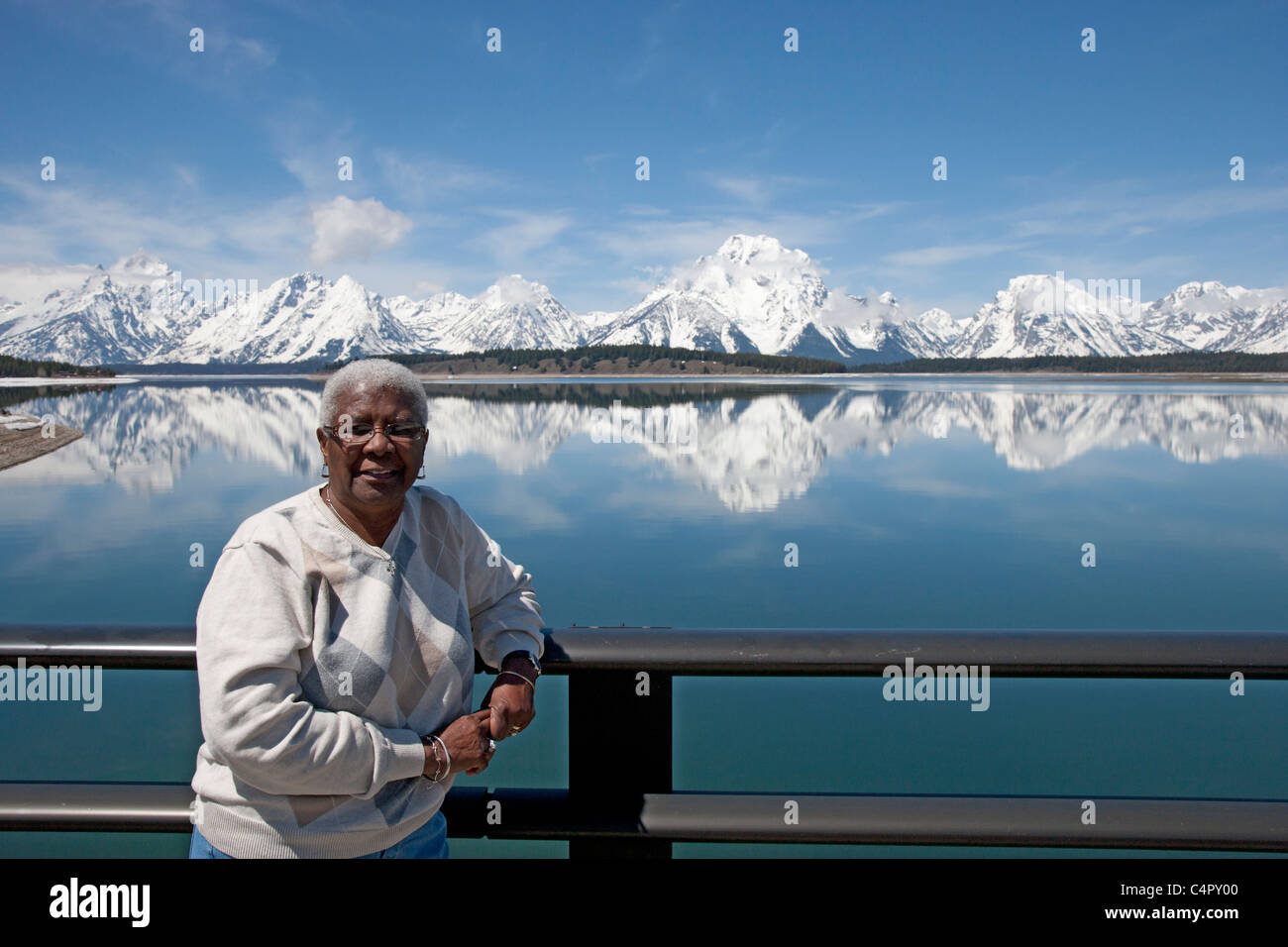 African American Woman posing in front de neige recouvrait le Grand Teton Mountains Banque D'Images