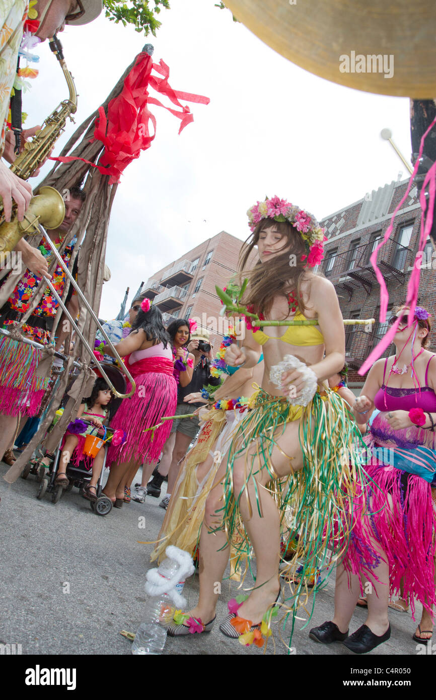 Sirènes danse entouré de musiciens dans le 2011 Mermaid Parade à Coney Island à Brooklyn, New York le 18 juin 2011 Banque D'Images