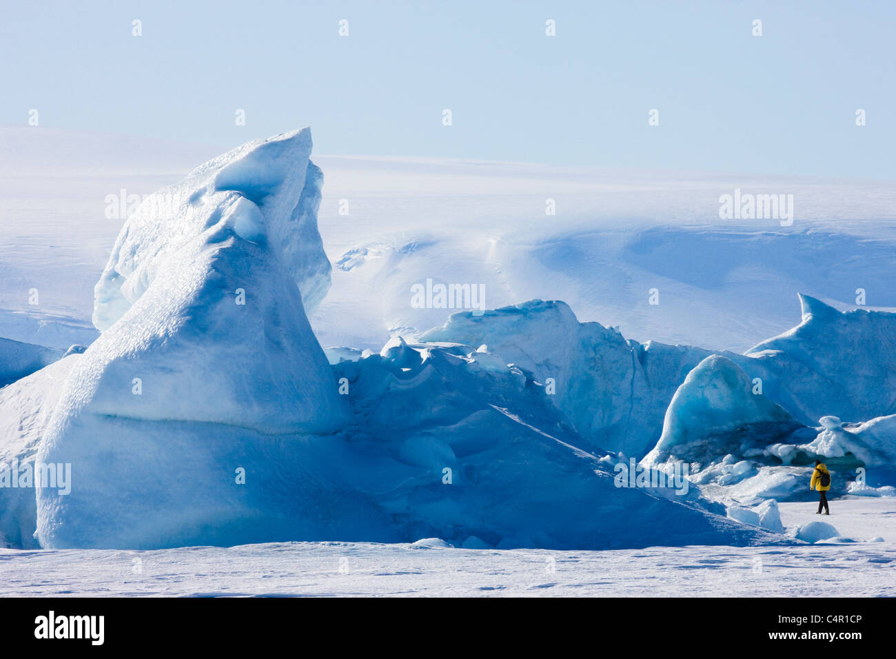 Les touristes regarder iceberg, Snow Hill Island, l'Antarctique Banque D'Images