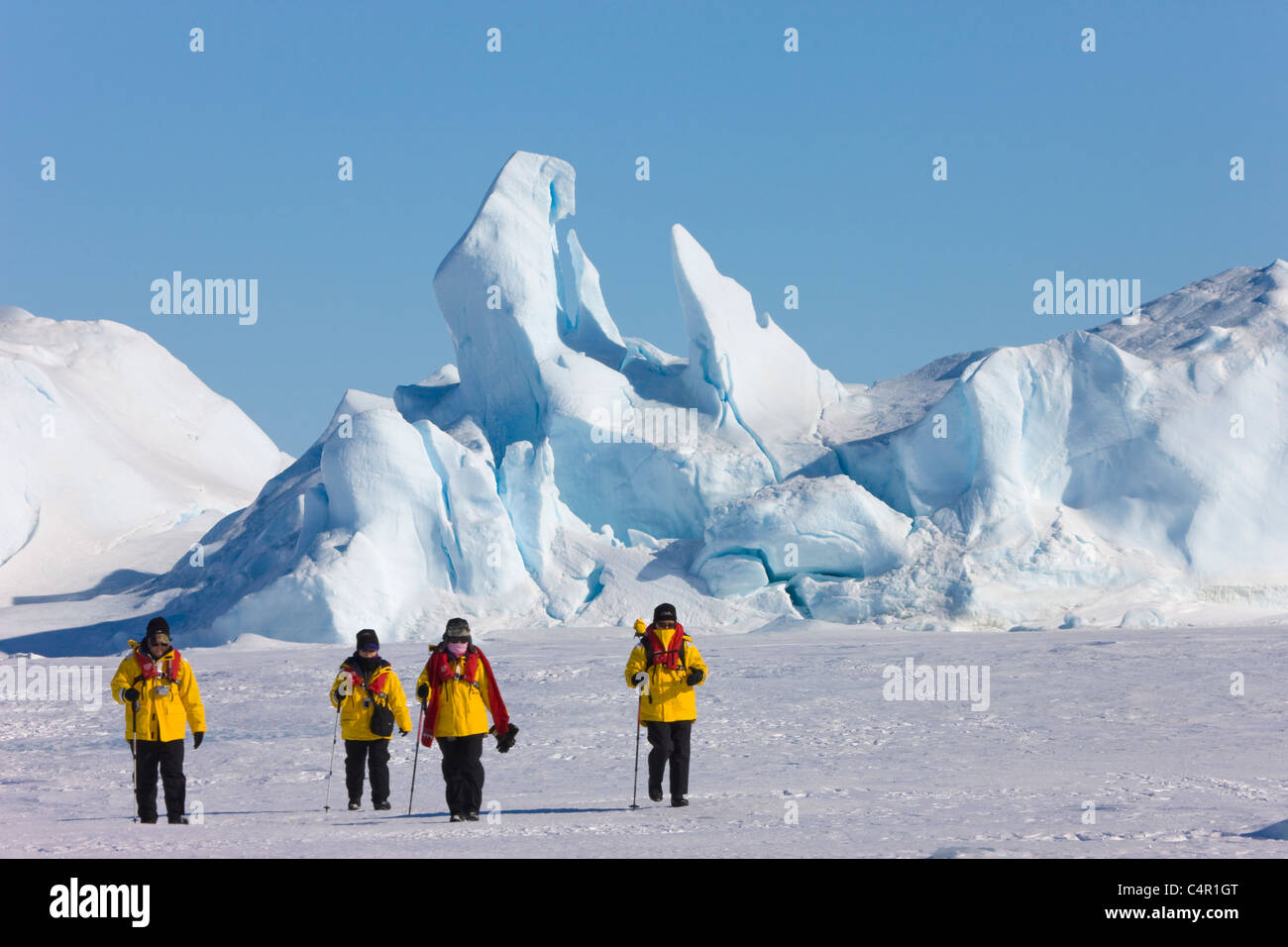 Les touristes avec iceberg, Snow Hill Island, l'Antarctique Banque D'Images