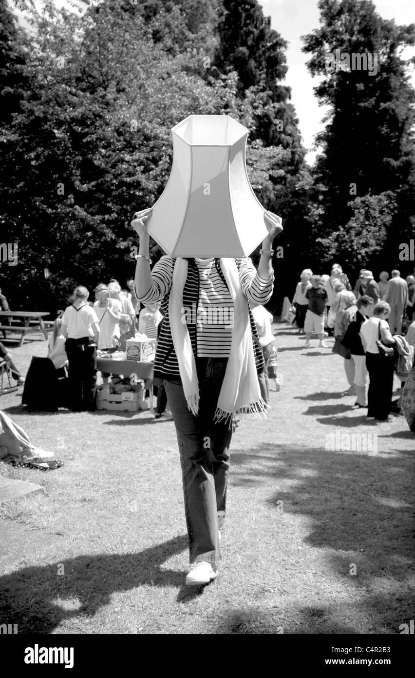 Dans l'ombre un visiteur se mette en place une aubaine à la All Saints Church fete et Flower show à Patcham village une banlieue de Brighton Banque D'Images