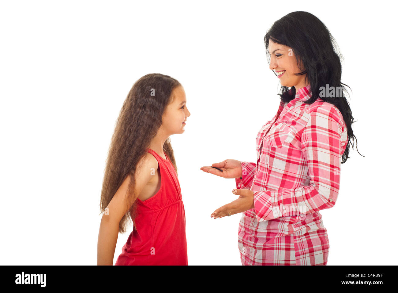 Mère heureuse d'avoir une conversation avec sa fille et donner des conseils isolé sur fond blanc Banque D'Images