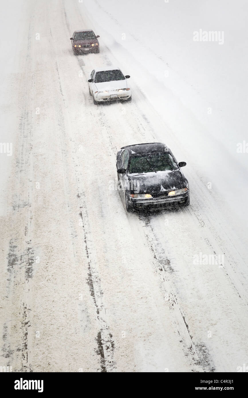 Le trafic sur la route dans une tempête, Winnipeg, Manitoba, Canada Banque D'Images