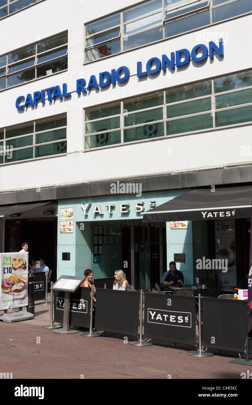 La Radio Mondiale, les propriétaires du Capital Radio, Leicester Square, Londres, Angleterre Banque D'Images