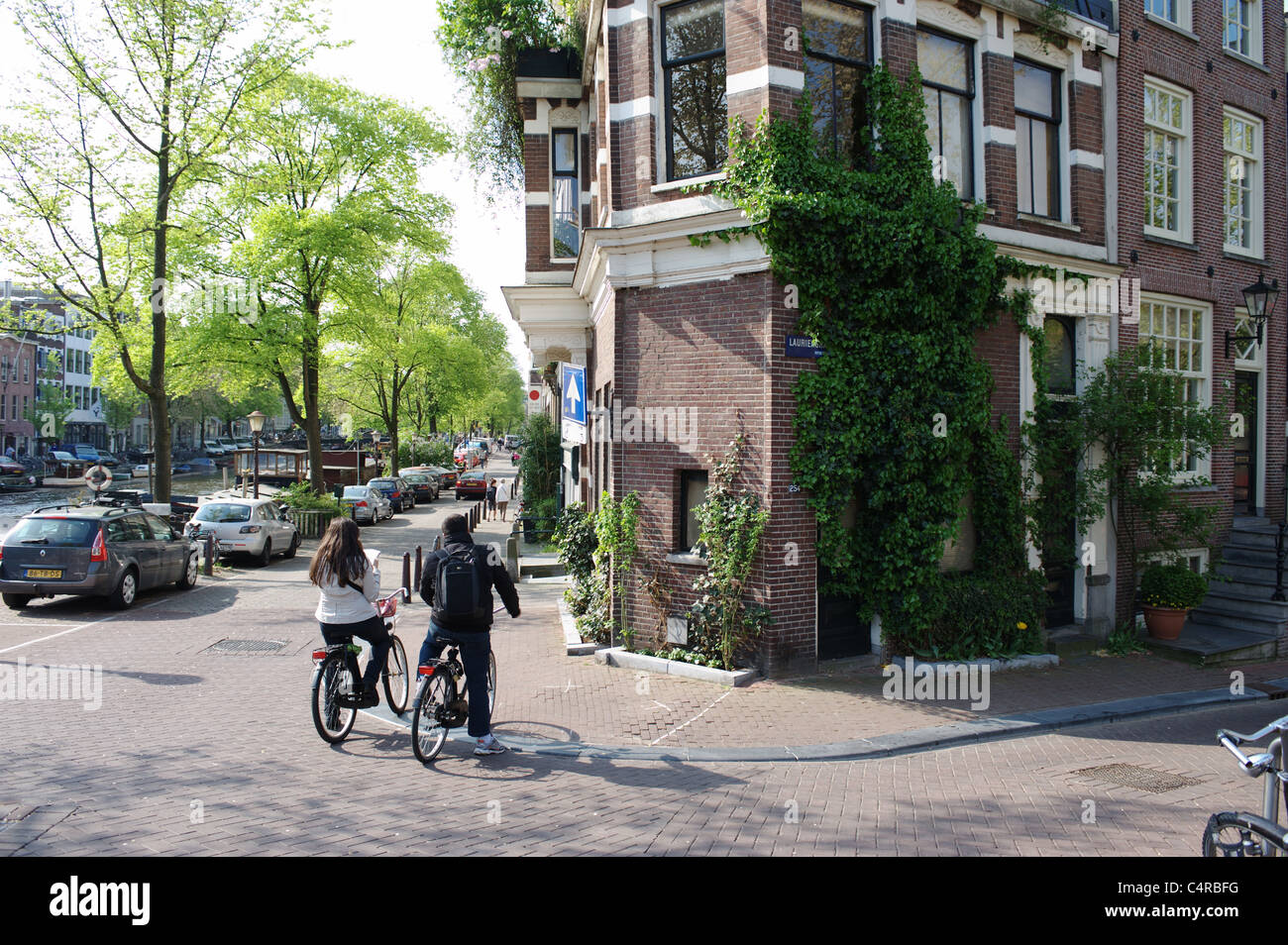 Les cyclistes à un carrefour dans le quartier Jordaan d'Amsterdam, Hollande, Pays-Bas. Banque D'Images