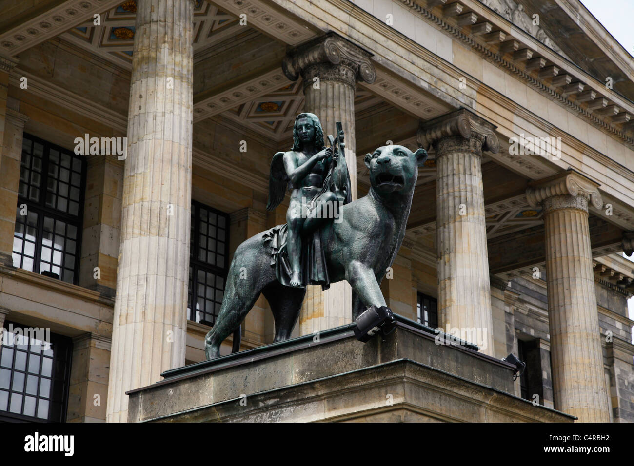 Statue 'Genius de musique Riding a Panther' de Christian Friedrich Tieck placé à l'entrée de Konzert haus concert House, anciennement Schauspielhaus, à Gendarmenmarkt à Berlin en Allemagne Banque D'Images