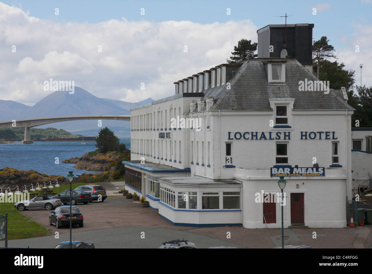 Lochalsh Hotel Kyle of Lochalsh, Skye Bridge, avec en arrière-plan Banque D'Images