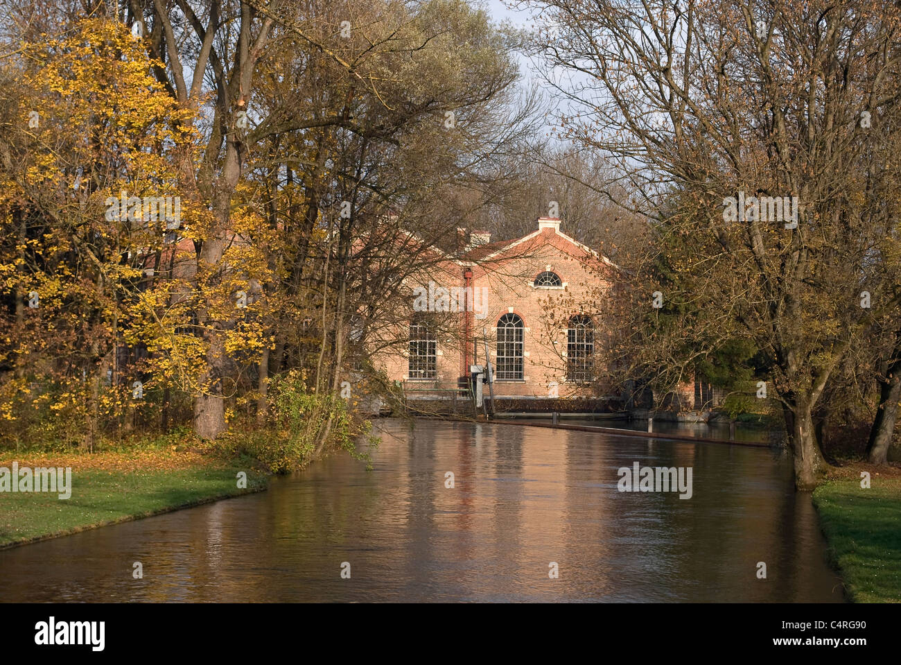 La construction de petites centrales hydroélectriques sur une petite rivière Banque D'Images
